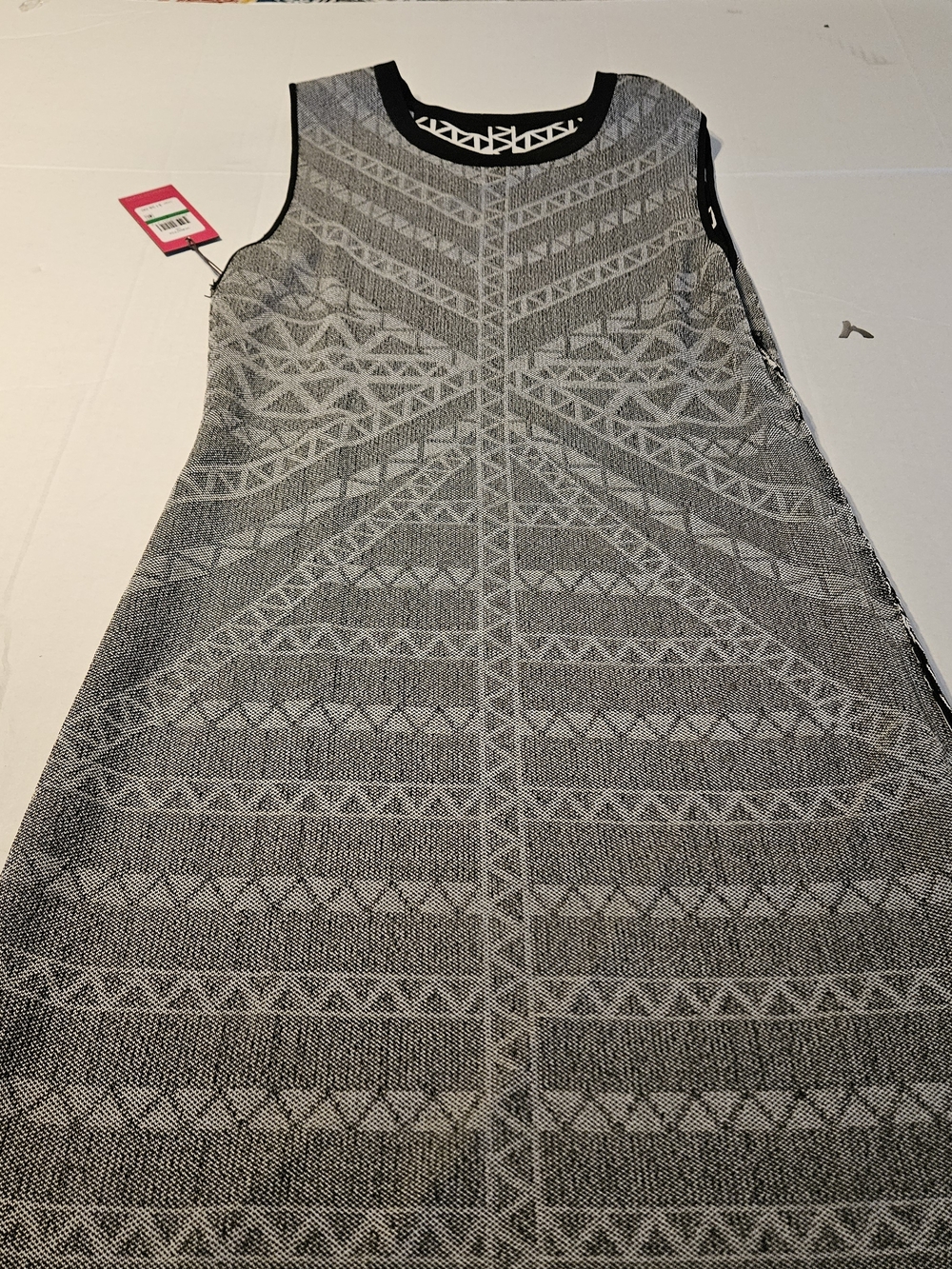 Black and White Geometric Midi Dress by Vince Camuto - Picture 4 of 9